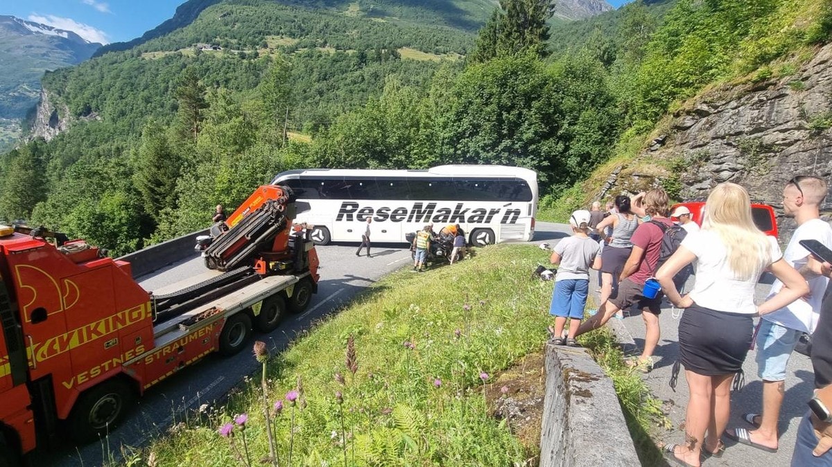 Buss stod fast i fire timar i Geiranger