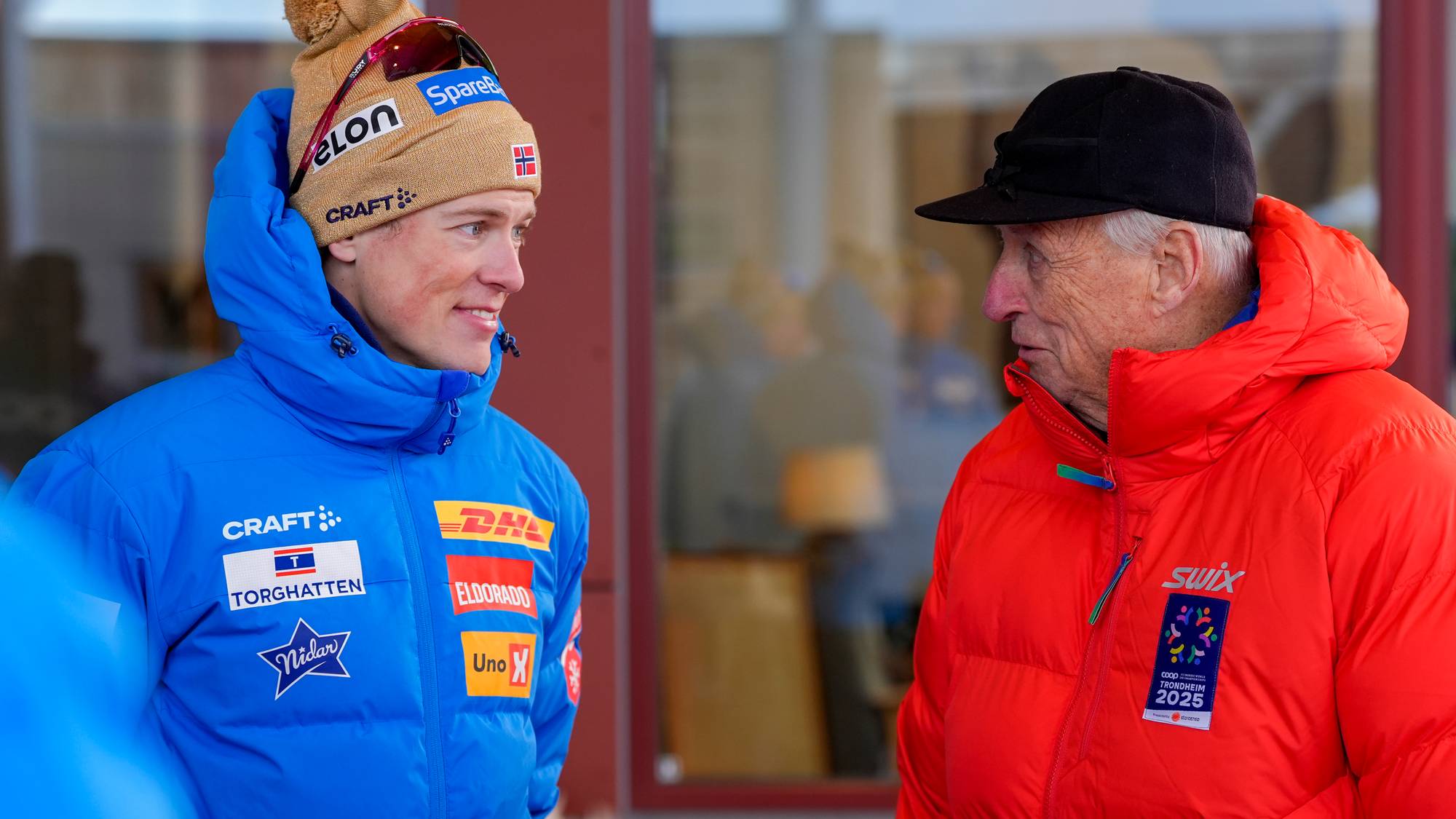 Johannes Høsflot Klæbo og kong Harald på kongetribunen etter stafett langrenn for menn 4x7.5 km under VM på ski i Trondheim torsdag.