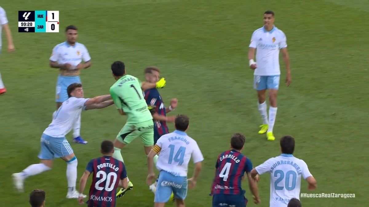 Skandaleoppf&oslash;rsel ryster Spania: Her sl&aring;r han motstanderen rett i gresset