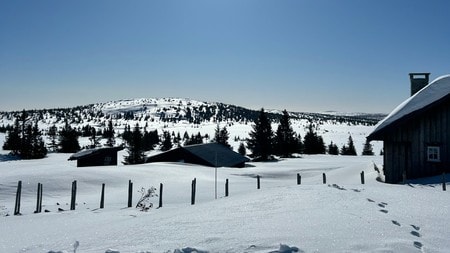 Bilder/klipp fra parkering er på Nordseter i Lillehammer. Det fra fjellet er tatt ulike steder på fjellet. Påsken 2026.