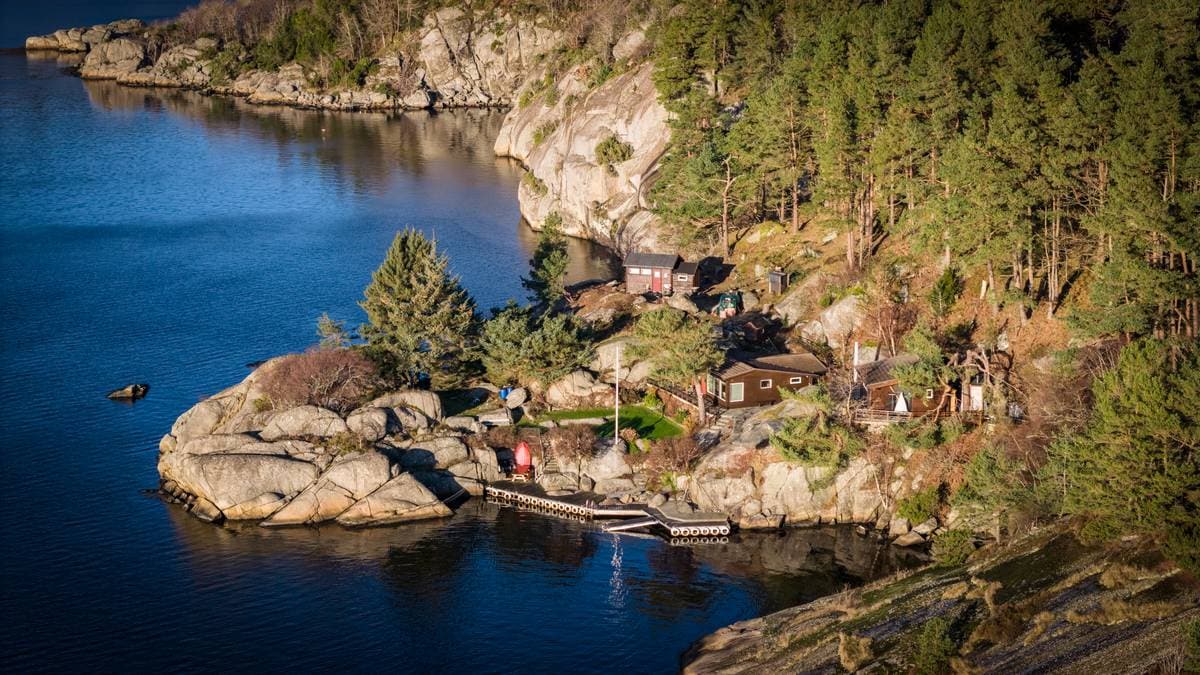 – Pinlig at minister får bygge i strandsonen