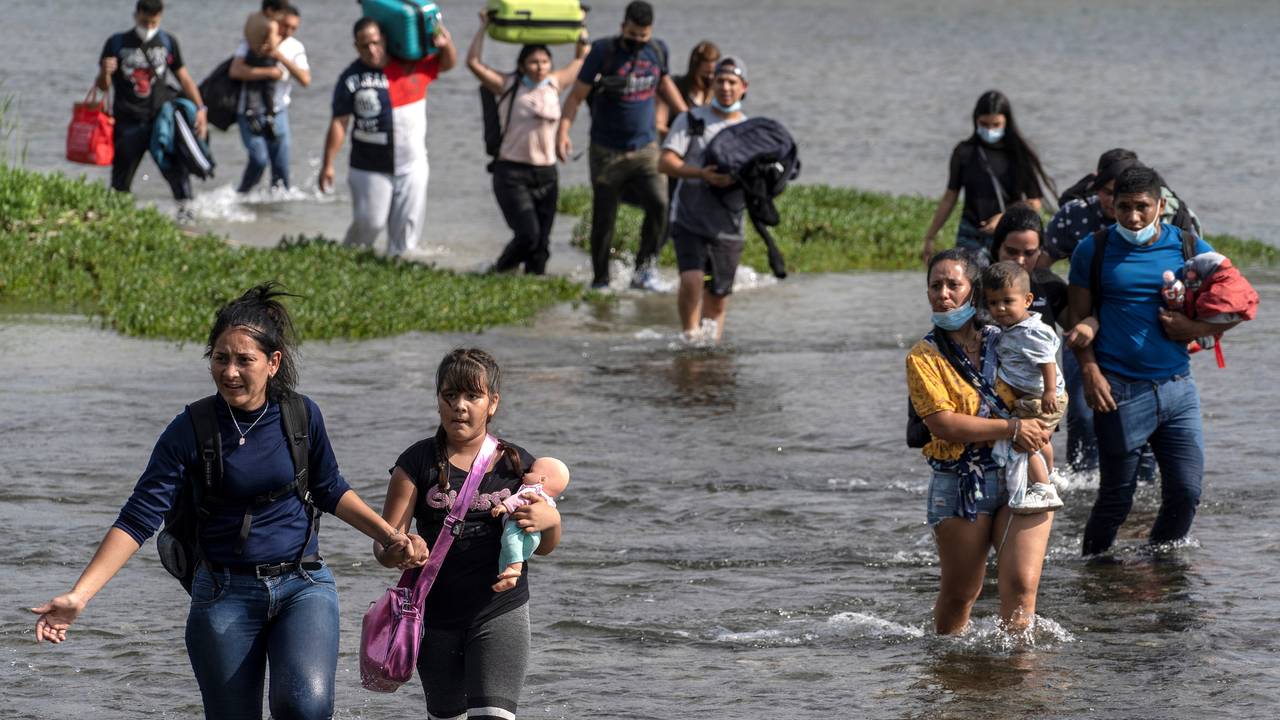 Migranter krysser Rio Grande