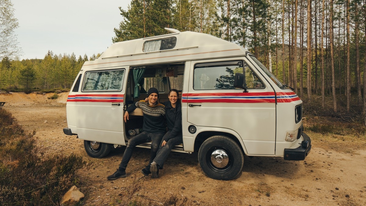 Daniel og Solveig lever ut drømmen ved å leie ut gamle «glamping»-biler