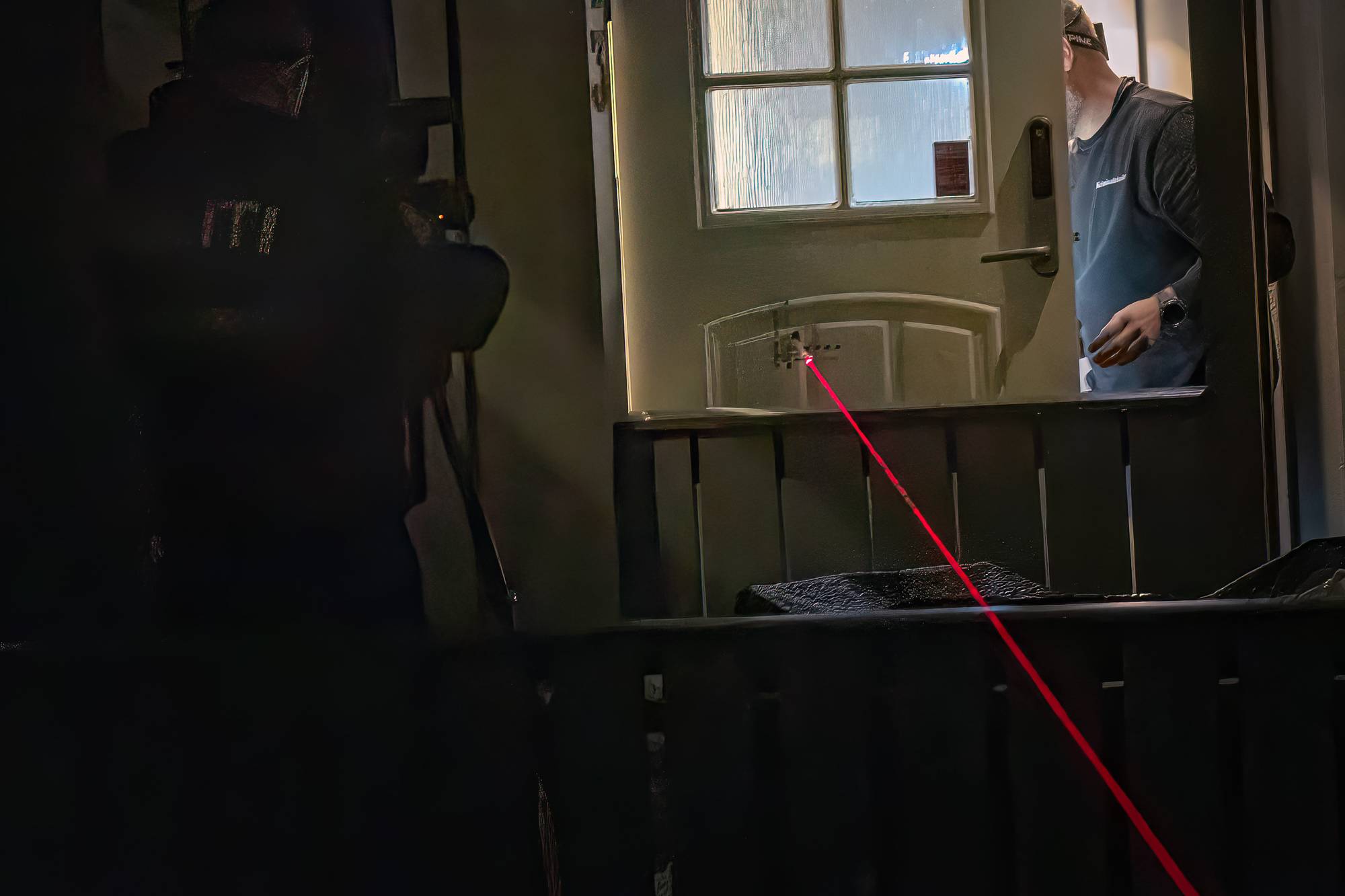 En dør og en laserstråle