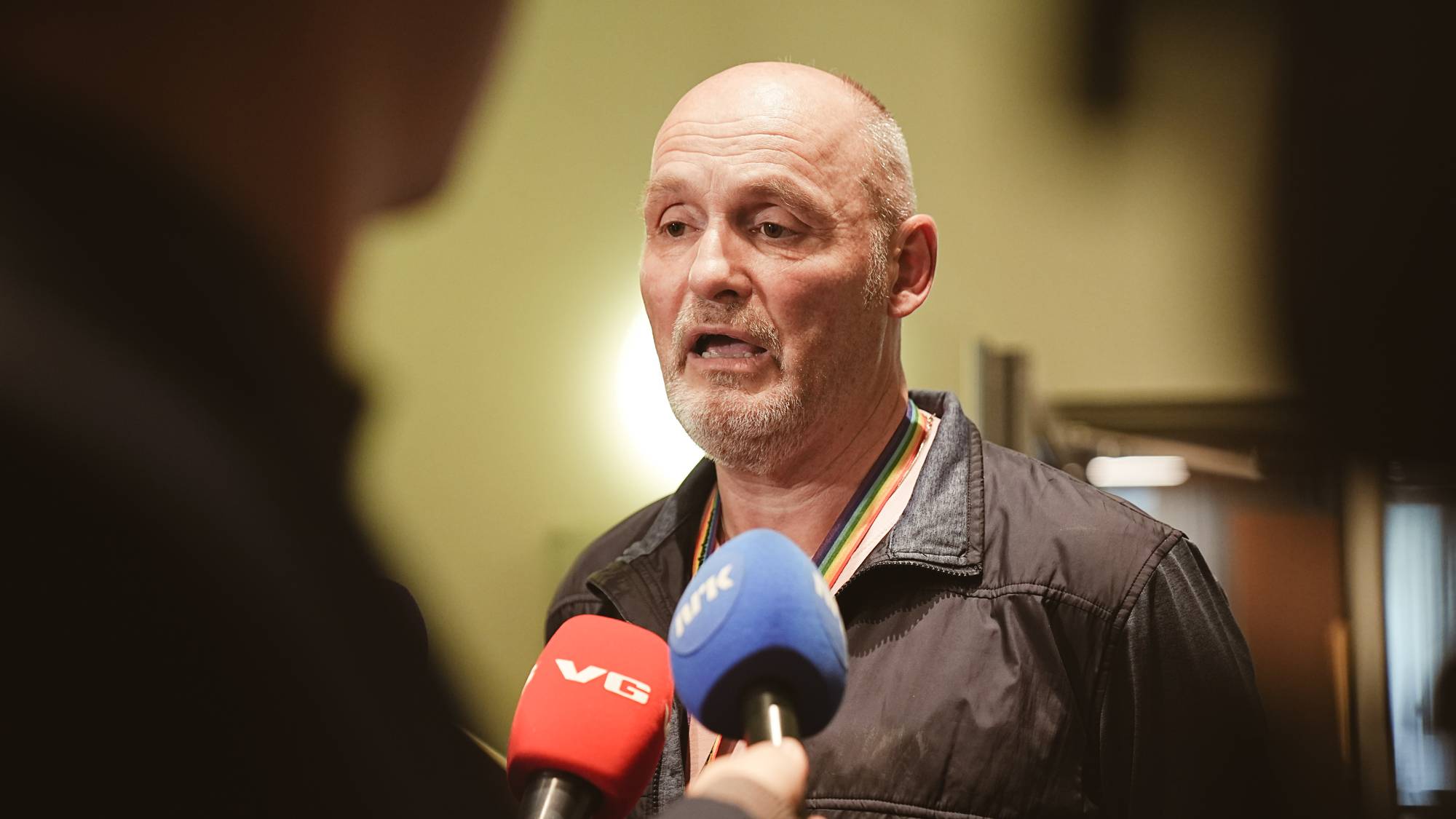 Portrett av Dag Einar Sivertsen, forhandlingsleder fra Fellesforbundet, en middelaldrende mann som prater foran pressen.