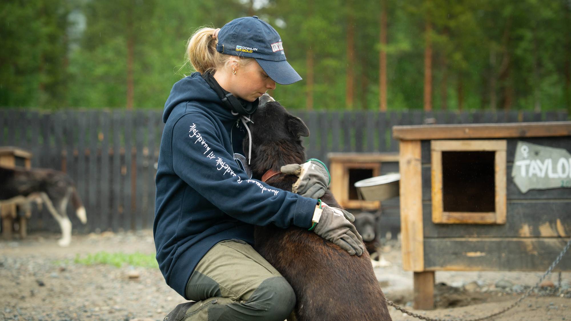 Hanna Lyrek koser med en av hundene.