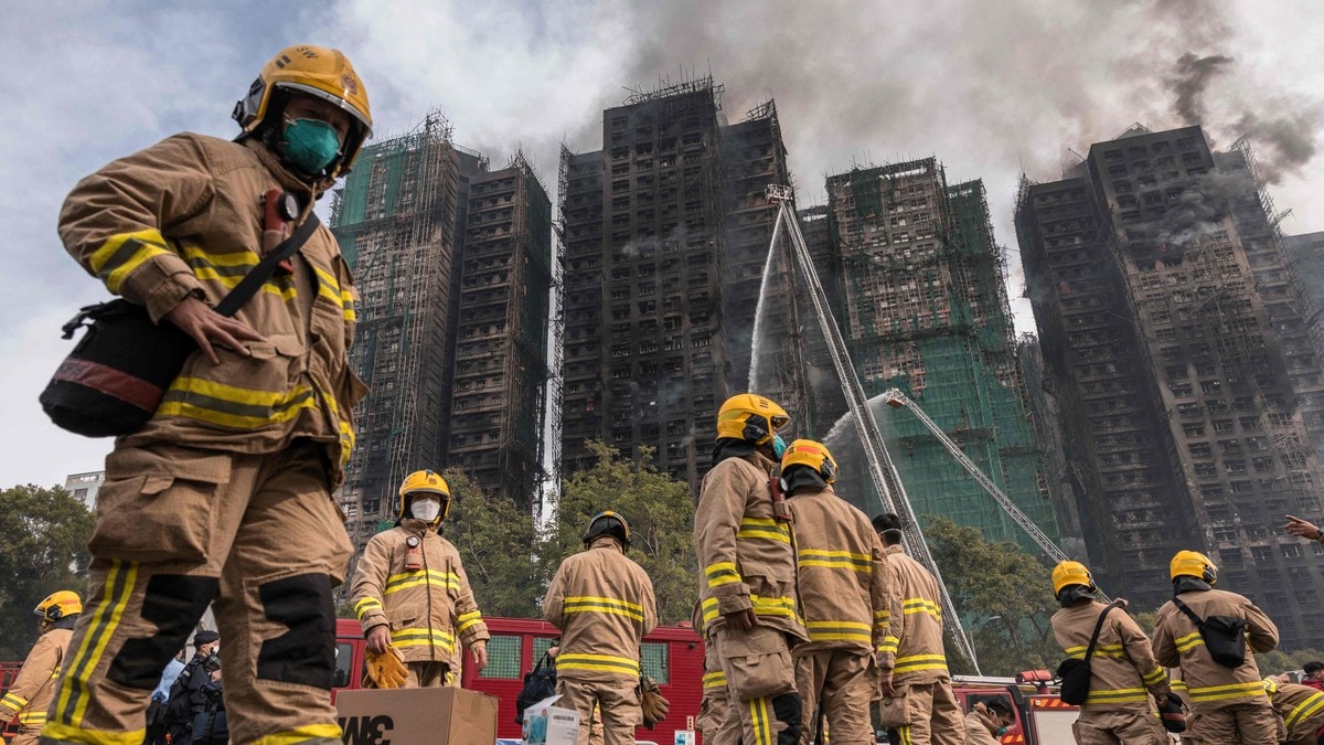 Minst 65 omkomne i storbrann i Hongkong – flere hundre savnet