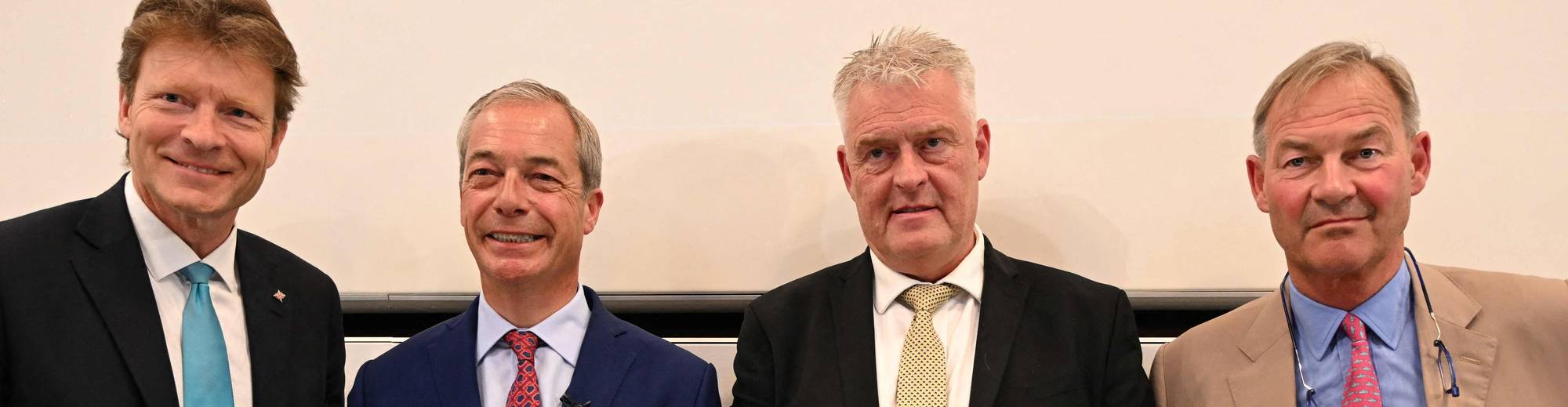 Richard Tice, Nigel Farage, Lee Anderson og Rupert Lowe var alle i Reform UK da dette bildet ble tatt etter valget i 2024. Senere ble Lowe (til høyre) leder av Restore Britain.
