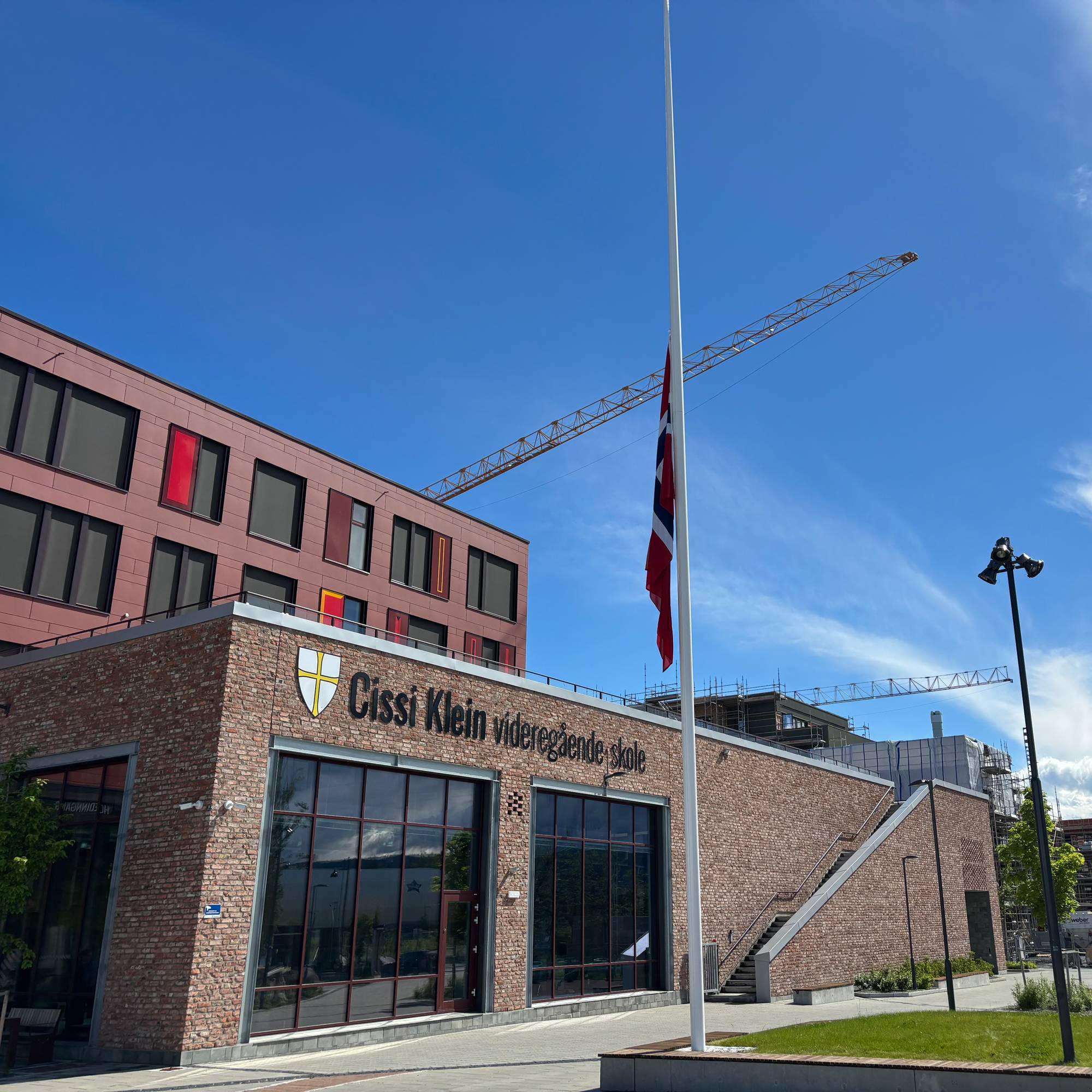 Cissi Klein videregående skole flagger på halv stang