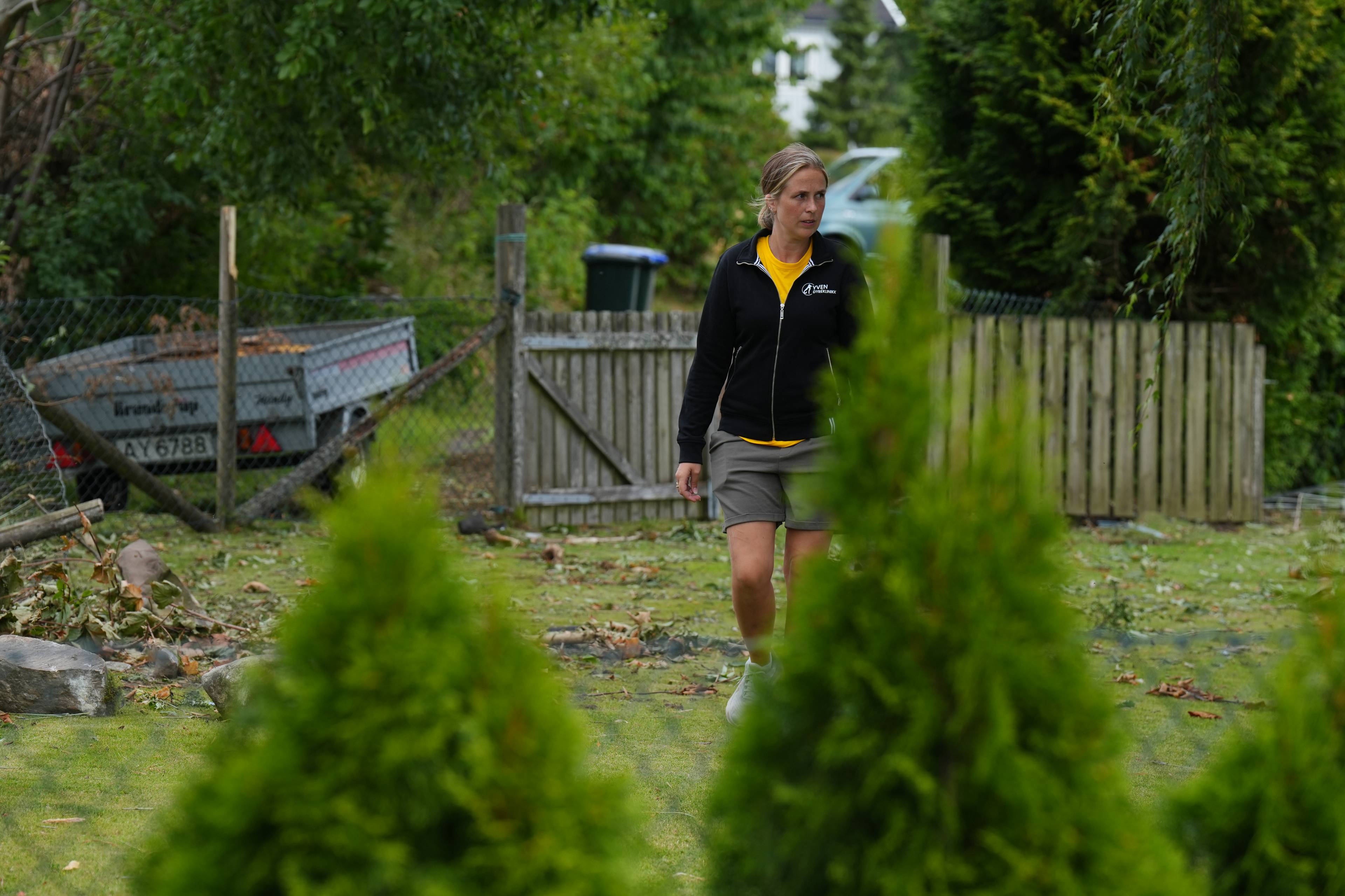 En kvinne får på en gressplen