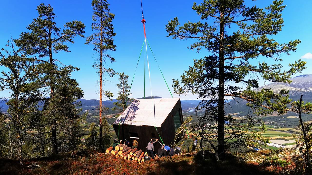 Hytte heises ned med helikopter