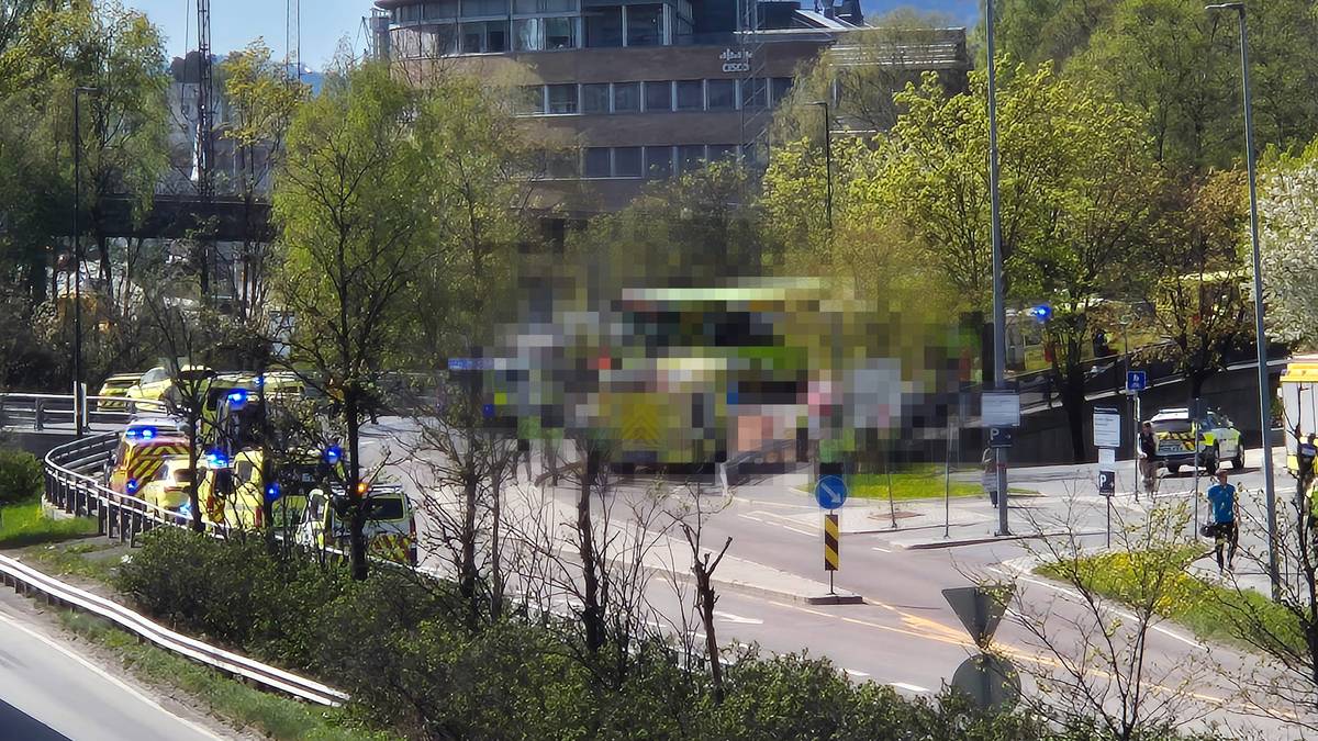 Kollisjon mellom buss og personbil
