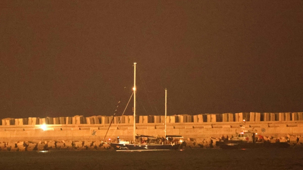 Seilbåten med Palestina-aktivister som ble bordet av israelske soldater, har lagt til kai i Israel