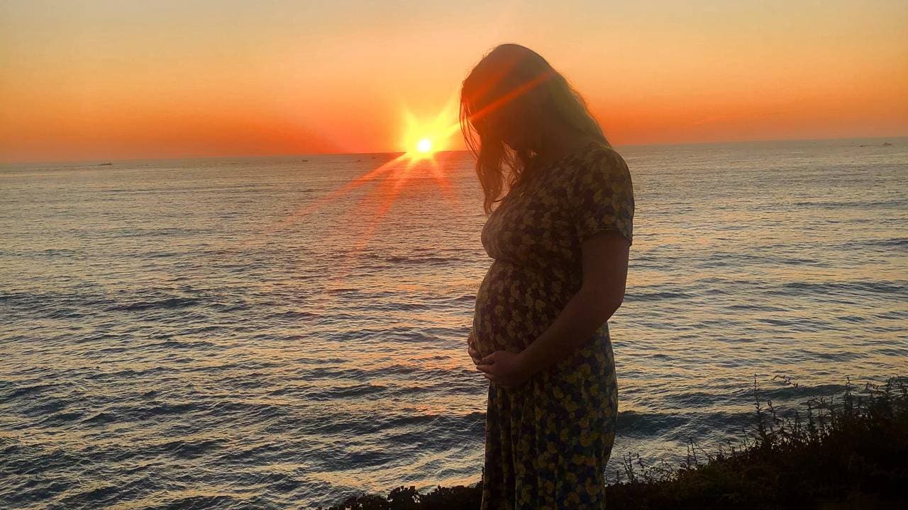 Marie, gravid i solnedgang