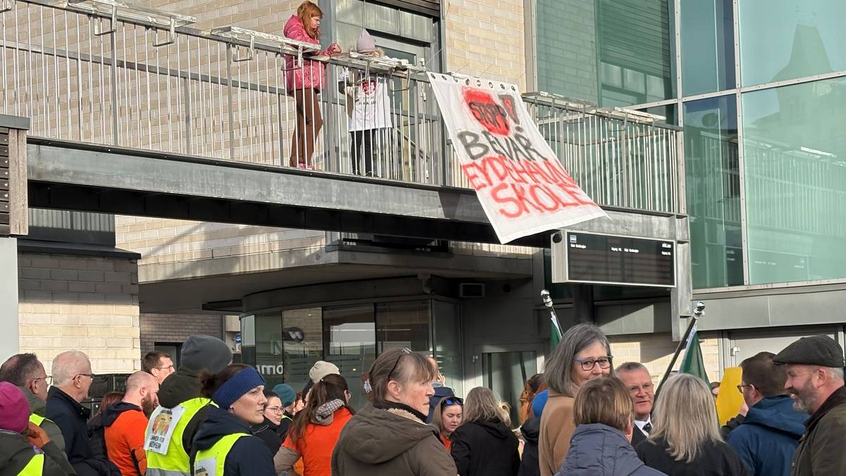 Stort oppmøte før skolemøte i Arendal