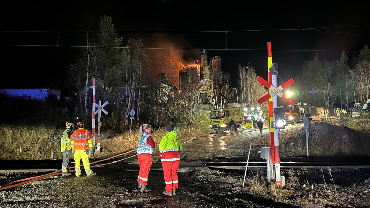 Brann i betongfabrikk i Oppdal – Dovrebanen stengt