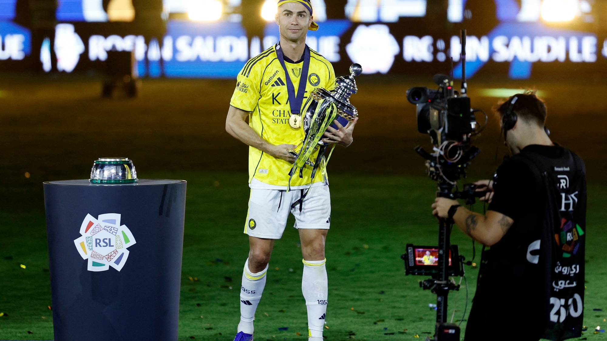 Ronaldo holder et trofé.