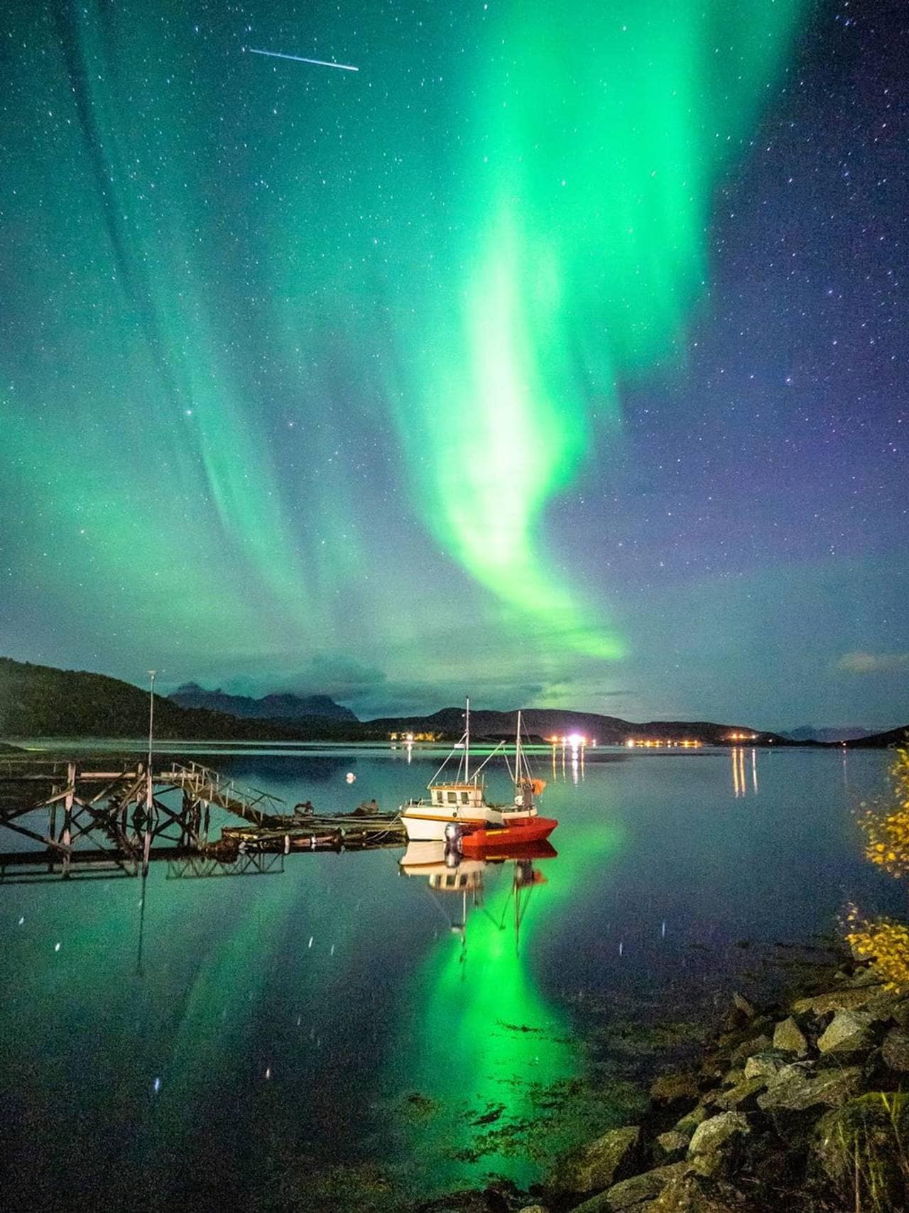 Nordlys over Ulvsvåg i Hamarøy