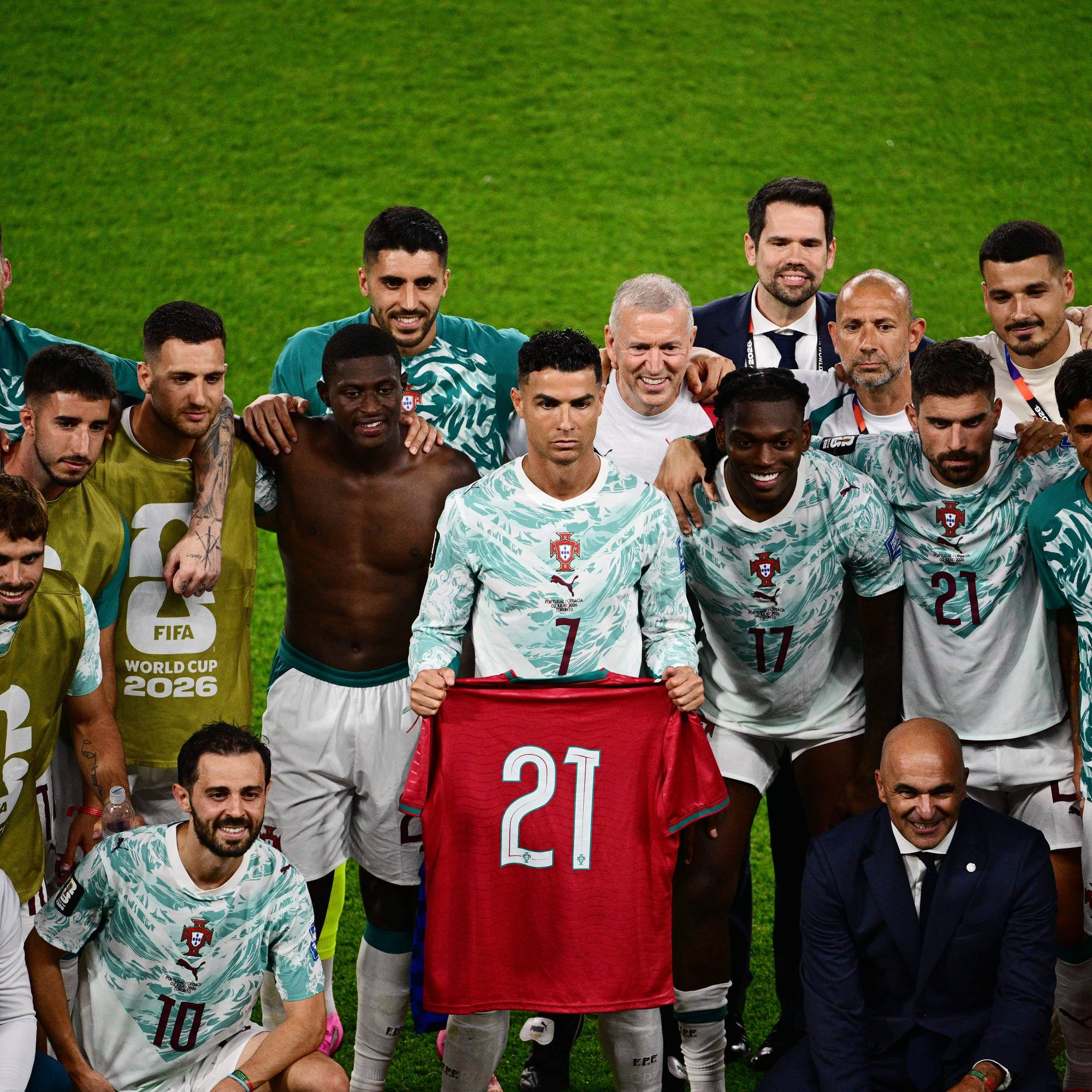 Det portugisiske landslaget i fotball poserer sammen med en rød drakt med nummer 21 på forsiden. (Bildebeskrivelsen er laget av en KI-tjeneste)