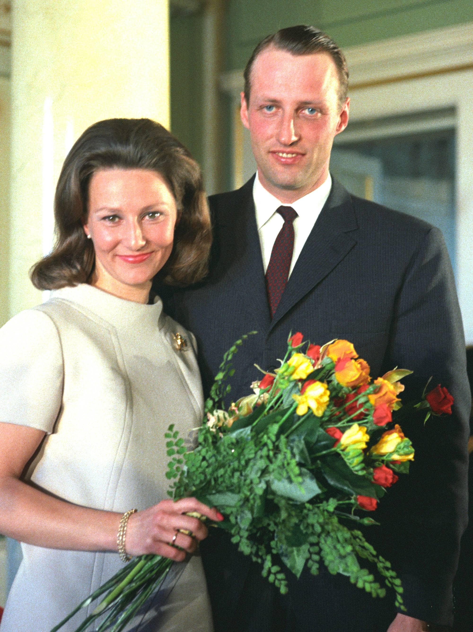 Kronprins Harald og Sonja Haraldsen holder en blomsterbukett etter å ha kunngjort forlovelsen