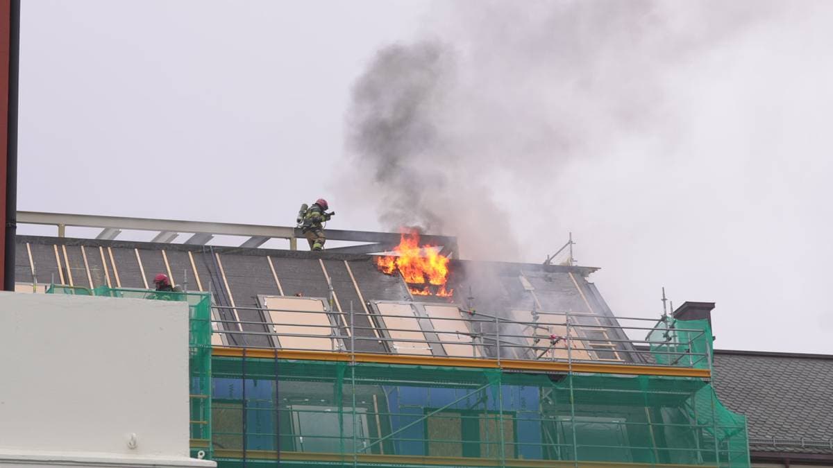 Brann i bankbygning i Ålesund sentrum – flammar ut av taket