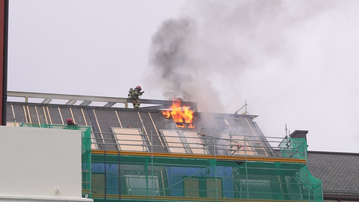 Brann i bankbygning i Ålesund sentrum – flammar ut av taket