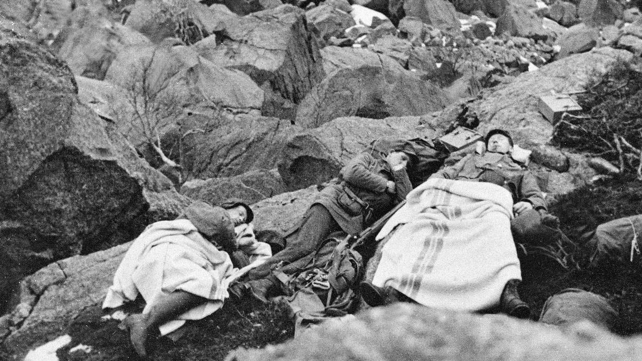 Norske soldater tar seg en hvil i fjellene utenfor Narvik under kampene der.