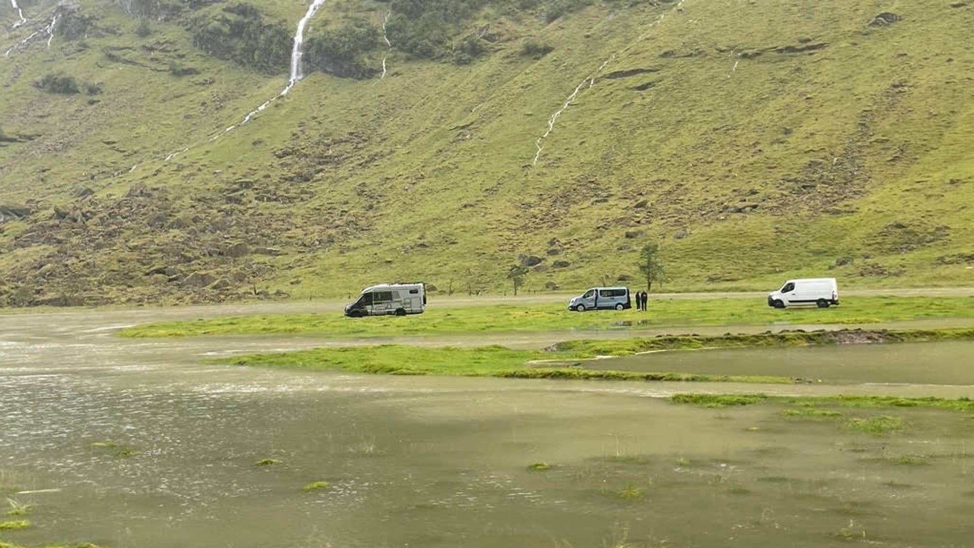 Turistar står fast i Våtedalen (E39), og står midt ute i eitt grønt område. 