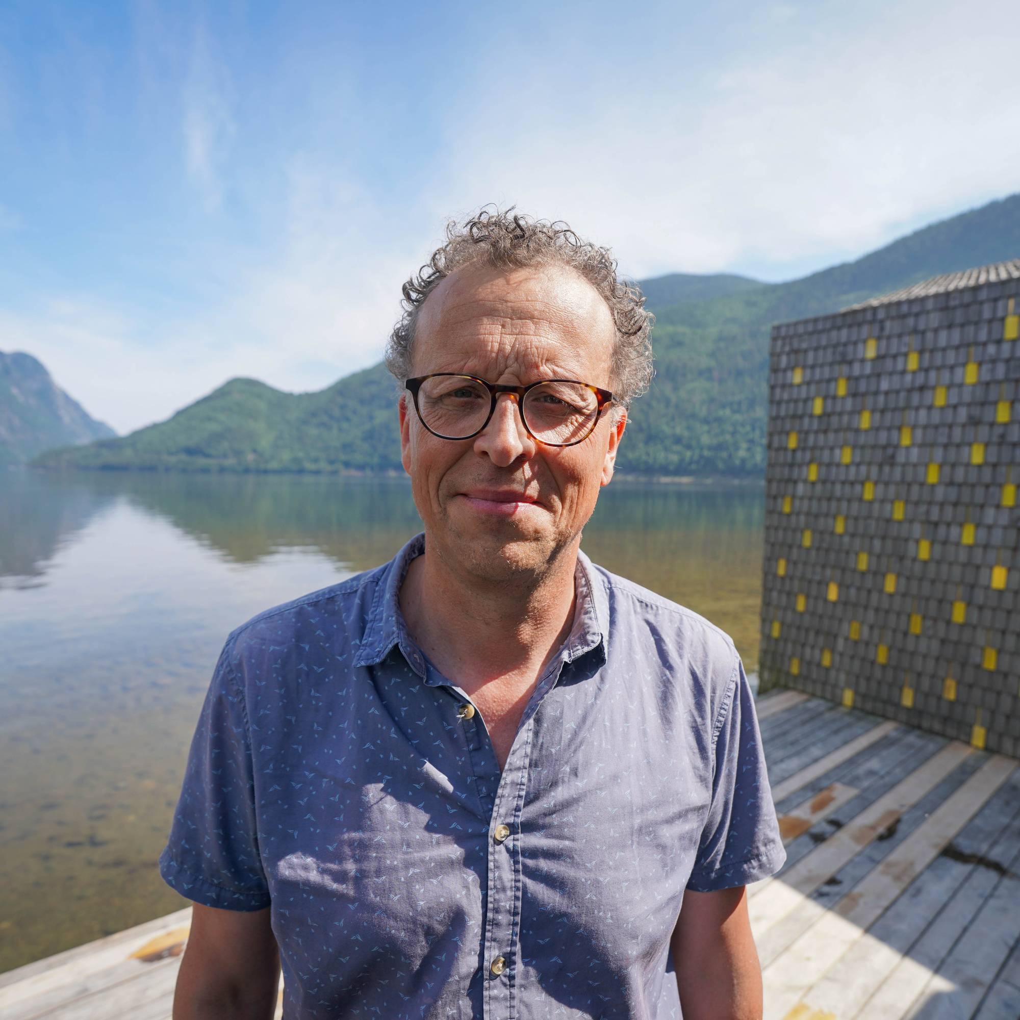 Mann med kortermet skjorte