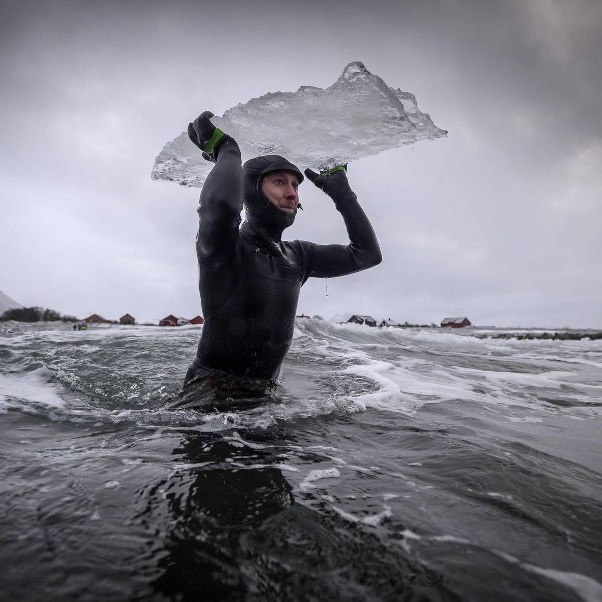 surfer pa isflak i lofoten du ma nyte tiden du far for brettet smelter nrk nordland