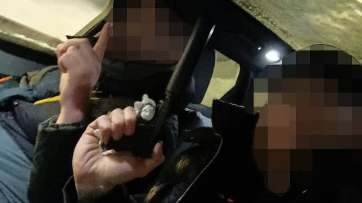 Viser fram pistol med lyddemper før bortføring