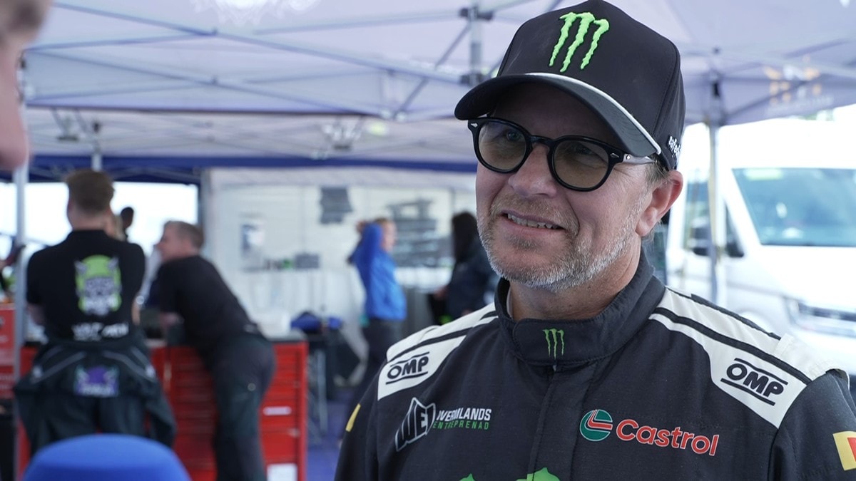Oliver Solberg vant kvalifiseringen da Petter Solberg (49) gjorde rally-comeback