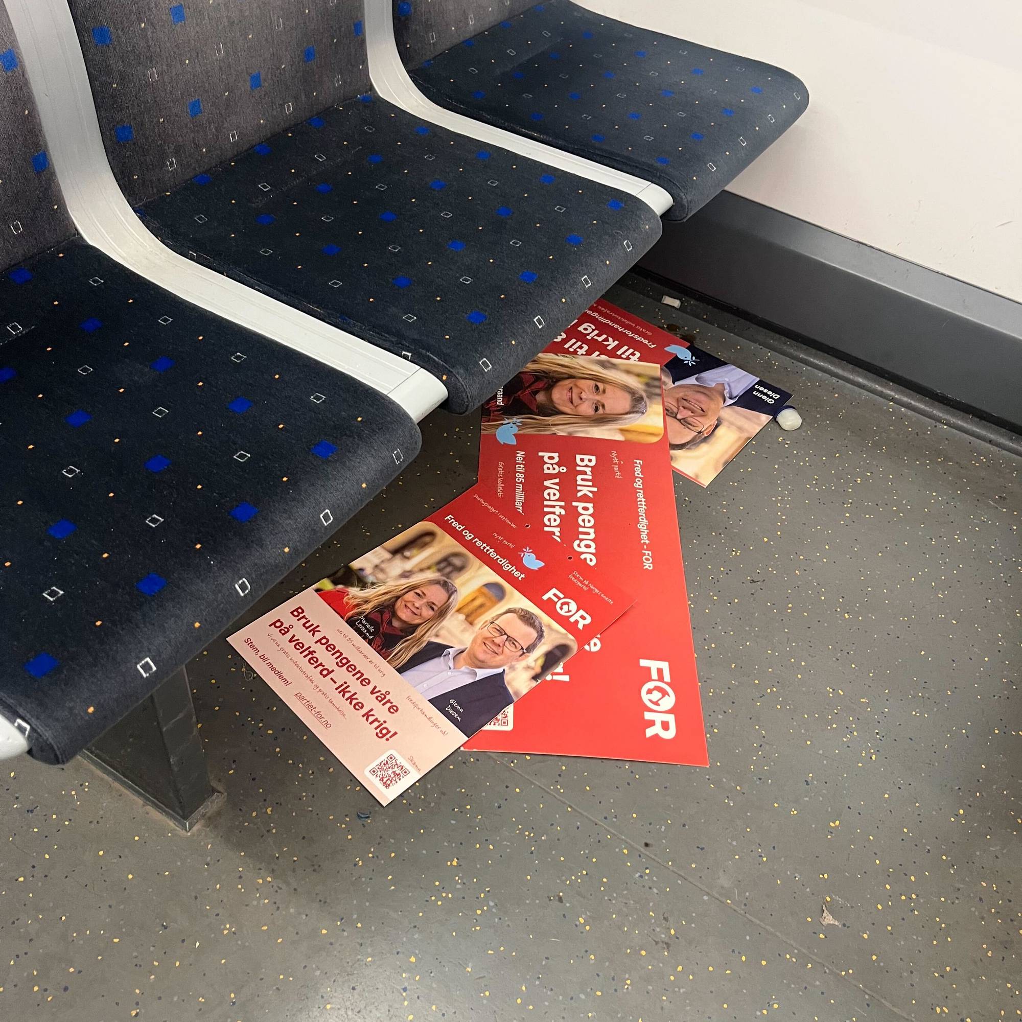 Plakater på gulvet