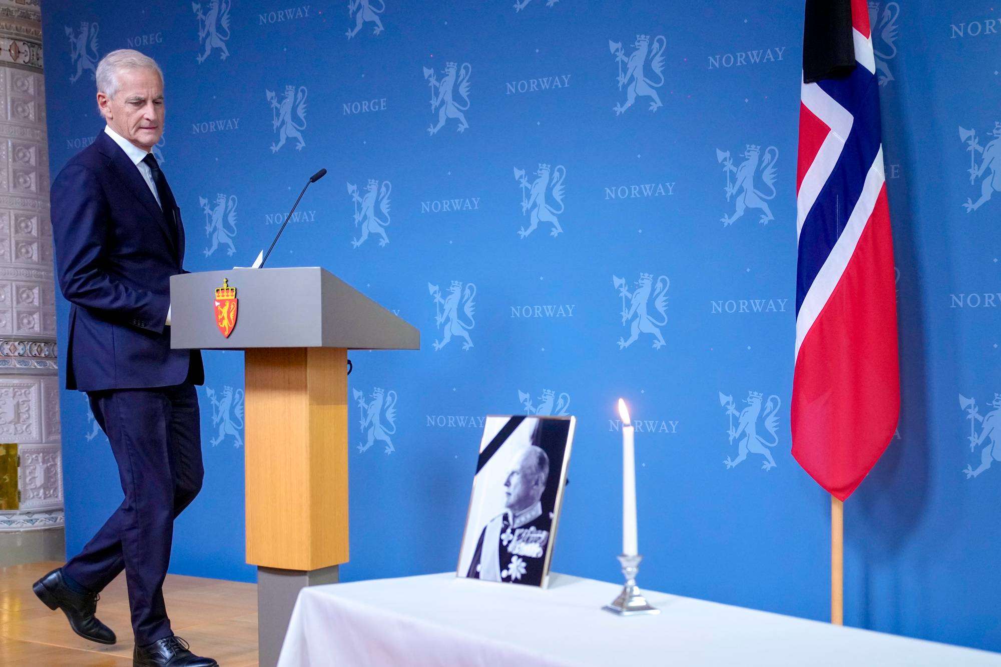 Statsminister Jonas Gahr Støre holder pressekonferanse i statsministerboligen etter kong Harald Vs død fredag.