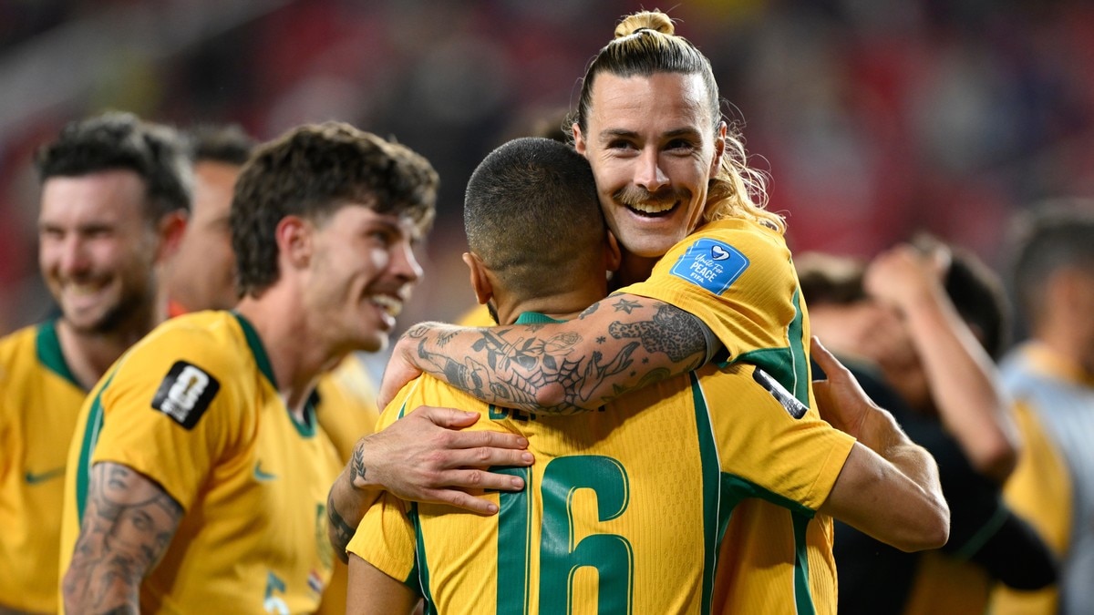Blodig smell da Australia tok seg videre i VM – Paraguay må vente Australia sikret annenplassen i VM-gruppen med 0-0 mot Paraguay. Sistnevnte tar seg også trolig videre, men må vente på å få det bekreftet.
Den målløse kampen i Santa Clara blir best husket for Connor Metcalfes blodige ansikt i 1. omgang. Australia-spilleren havnet i bakken etter en duell og fikk samtidig foten til Andres Cubas i hodet. TV-bildene viste at knottene på Cubas sko traff rett over Metcalfes øye, og dermed slapp australieren unna en mye verre skade.
Australia møter toeren i gruppe G i 16.-delsfinalen. I den gruppen spiller Belgia, Iran, Egypt og New Zealand, og det er mange mulige utfall før de siste kampene.
Skulle Paraguay gå videre, møter de enten Tyskland, vinneren av gruppe I (Norges gruppe) eller vinneren av gruppe K, som blir enten Portugal eller Colombia. Det er størst sannsynlighet for at det blir Tyskland. (NTB)