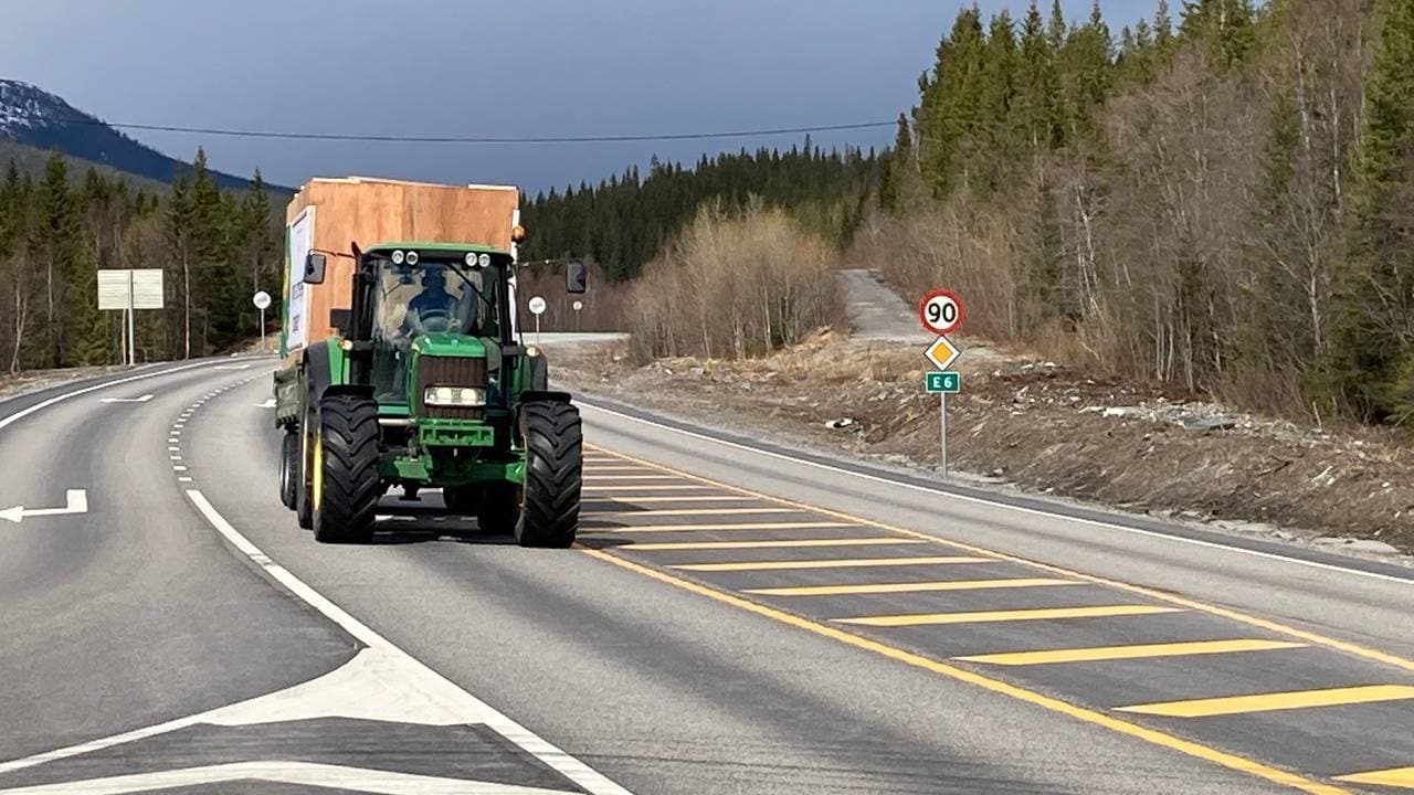 Traktor på vei sørover for å demonstrere.