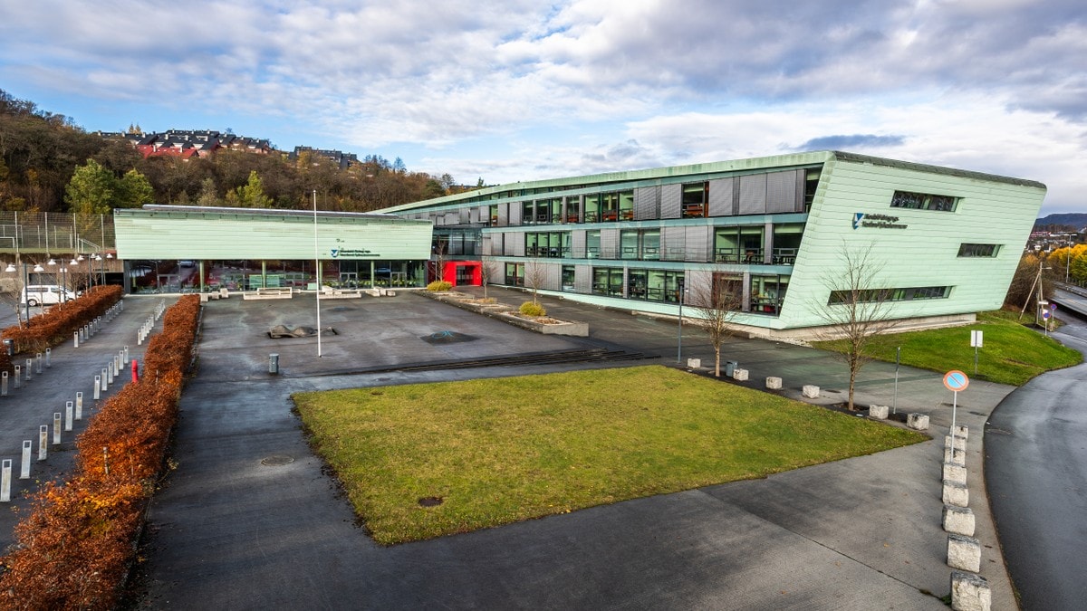 Nordahl Grieg vidaregåande skole i Ytrebygda bydel i Bergen FOTO: Simon Skjelvik Brandseth/NRK