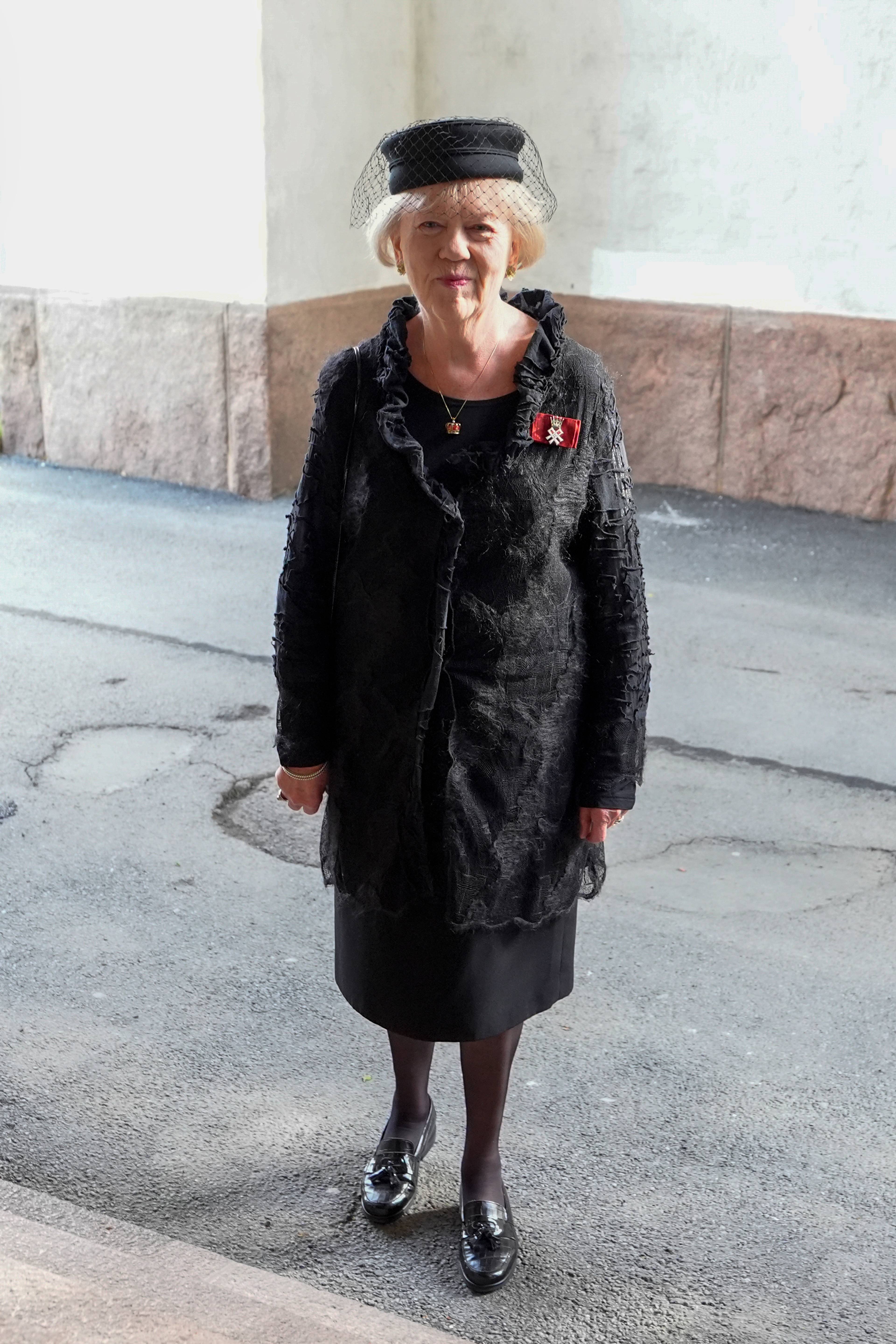 En kvinne i sort med sort hatt med slør