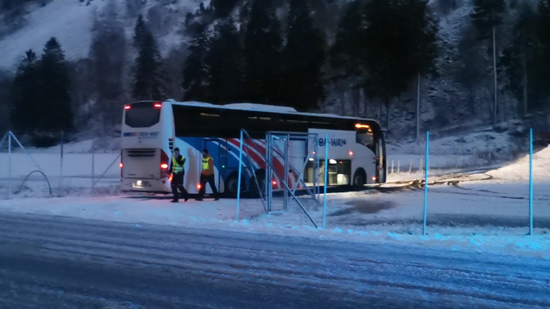 Buss med 14 passasjerar teken av vinden