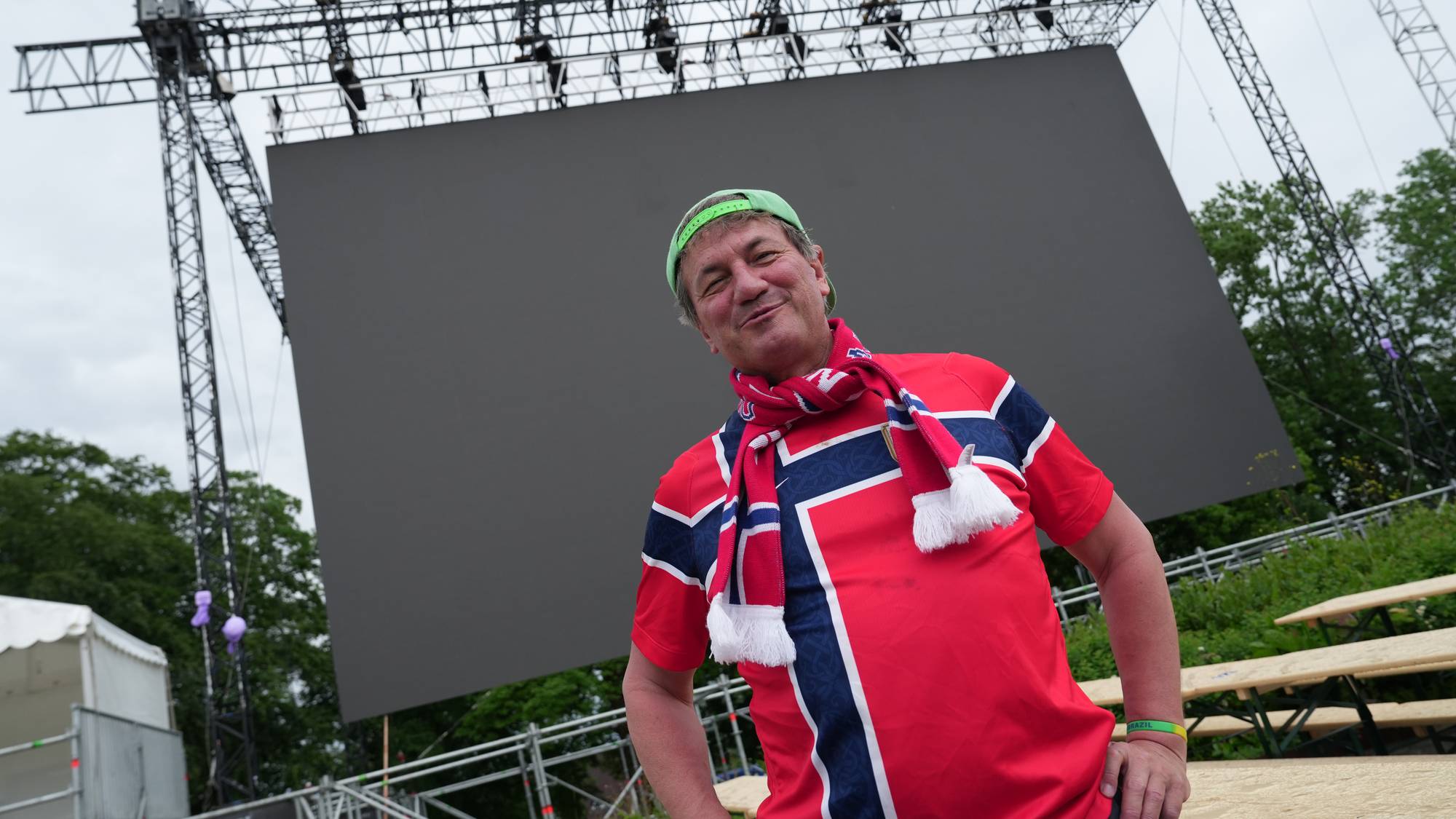 Fotballfest i lyn og torden