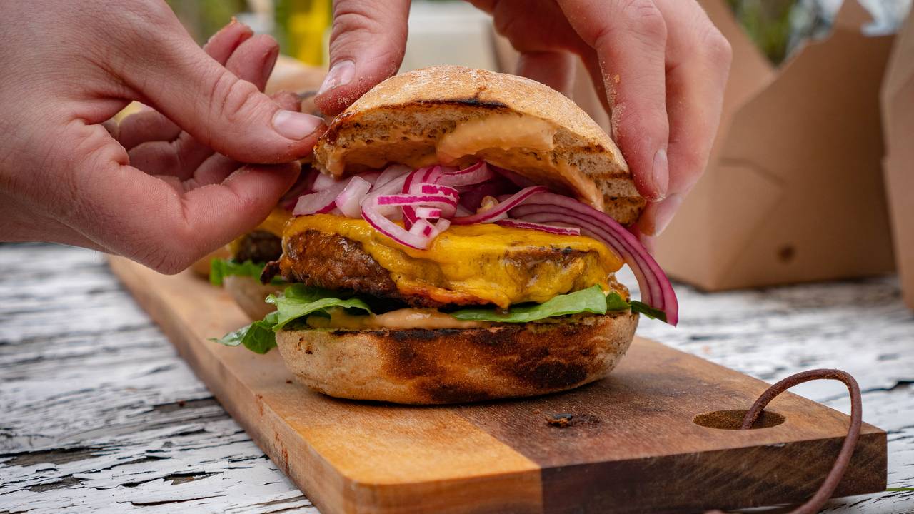 Klassisk cheeseburger burger av erte og åkerbønner, planteost, syltet rødløk,salat og dressing