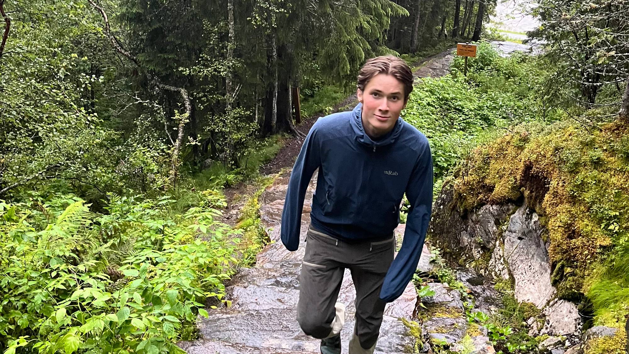 Julian André Nilsen går opp Helgelandstrappa.
Han har på seg en mørk jakke og turklær. (Bildebeskrivelsen er laget av en KI-tjeneste)