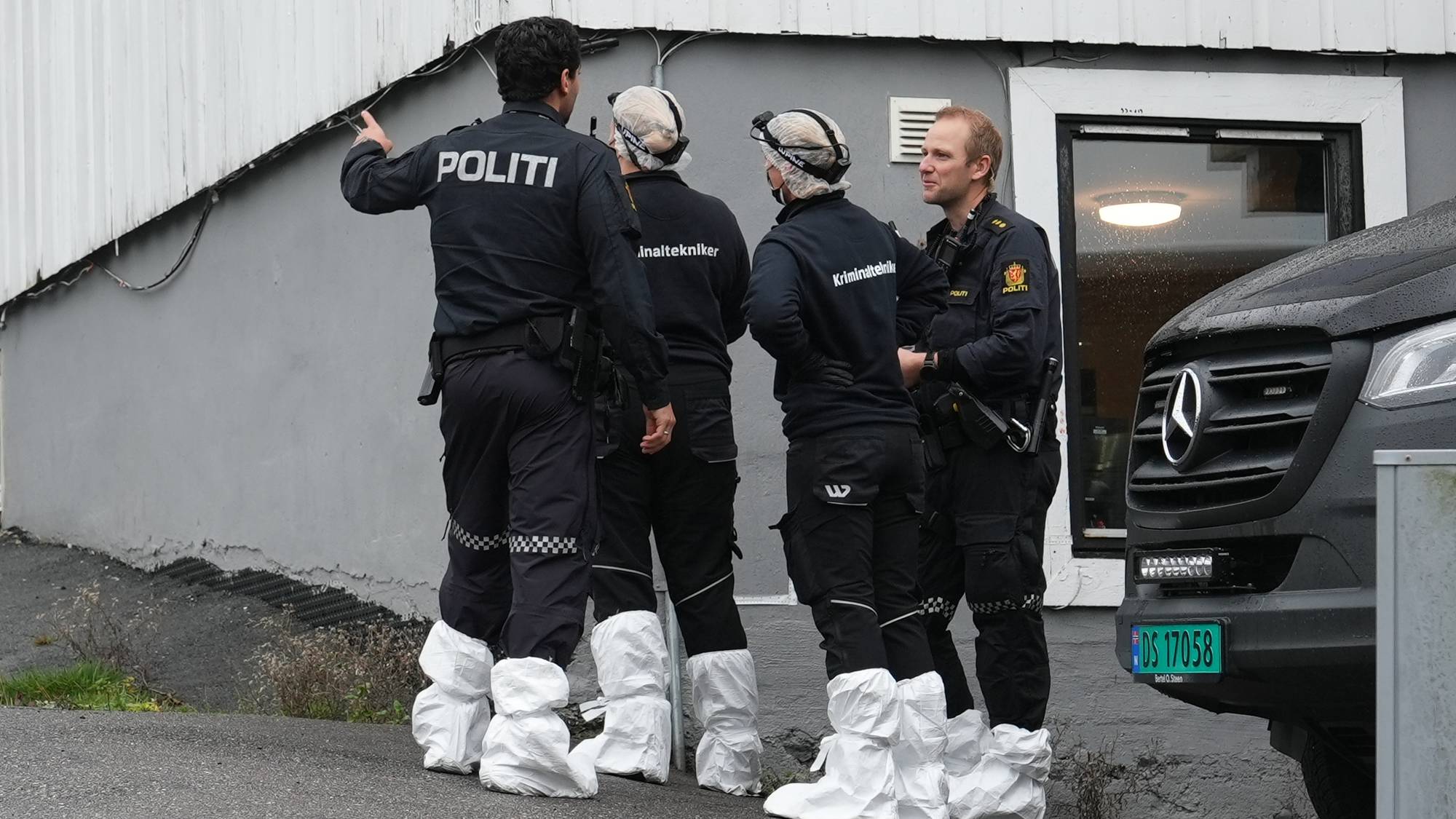 Politi og krimteknikere undersøker et hus ved en sperret åsted. (Bildebeskrivelsen er laget av en KI-tjeneste)