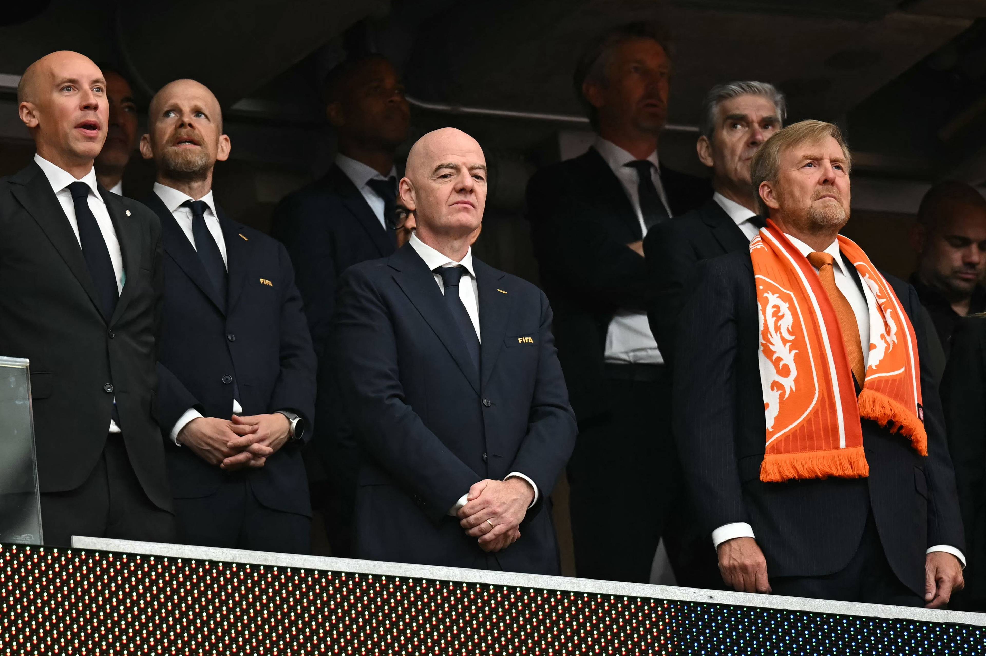 Gianni Infantino og kong Willem-Alexander i ein losje under ein fotballkamp. (Bildebeskrivelsen er laget av ein KI-teneste)