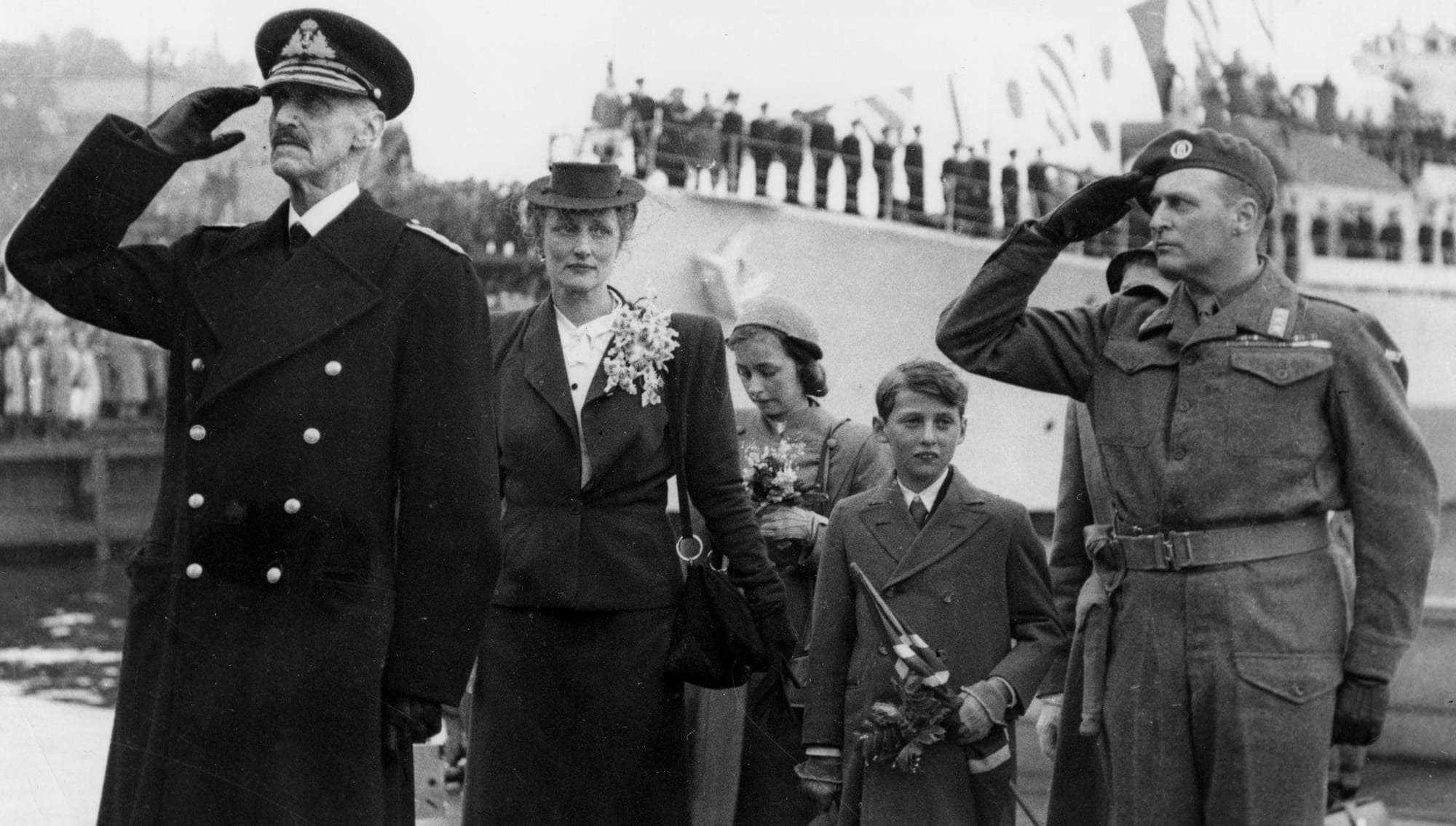 Kongefamilien har gått i land på Honnørbryggen i Oslo 7. juni 1945
