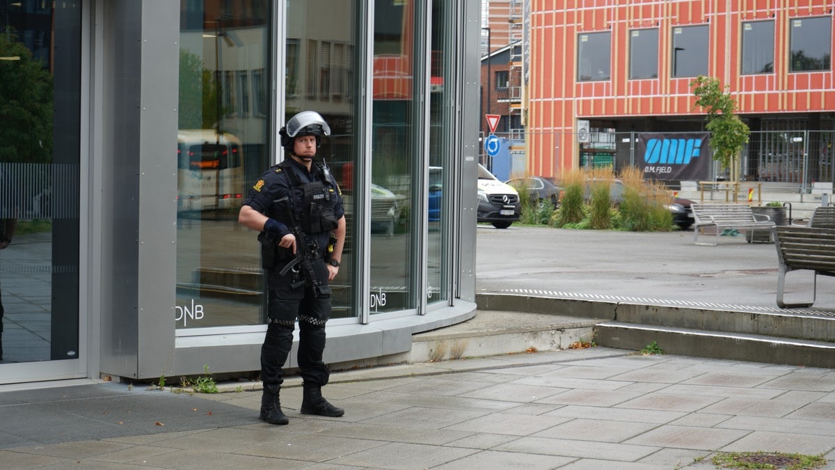 En person pågrepet i væpnet politiaksjon etter trussel mot DNB