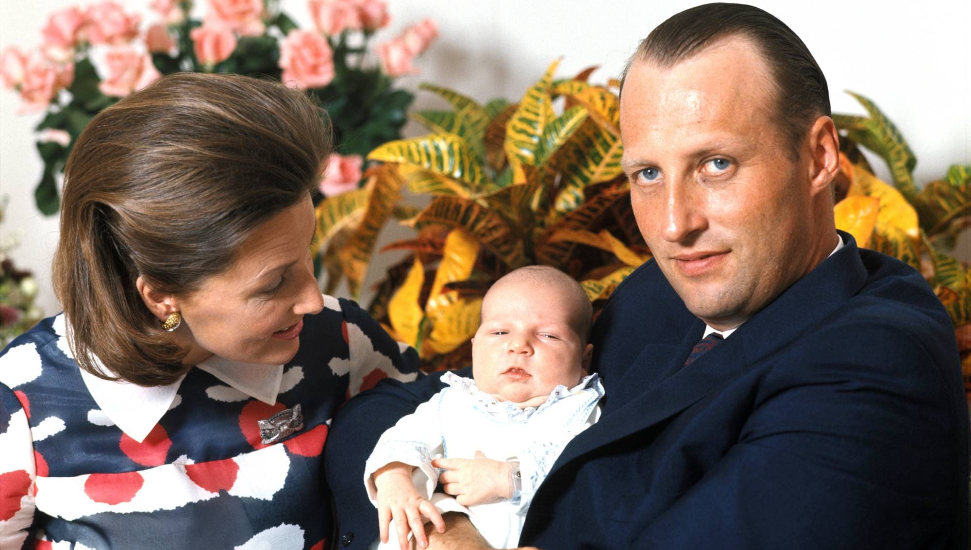 Kronprins Olav og kronprinsesse Sonja viser frem den nyfødte prins Haakon Magnus