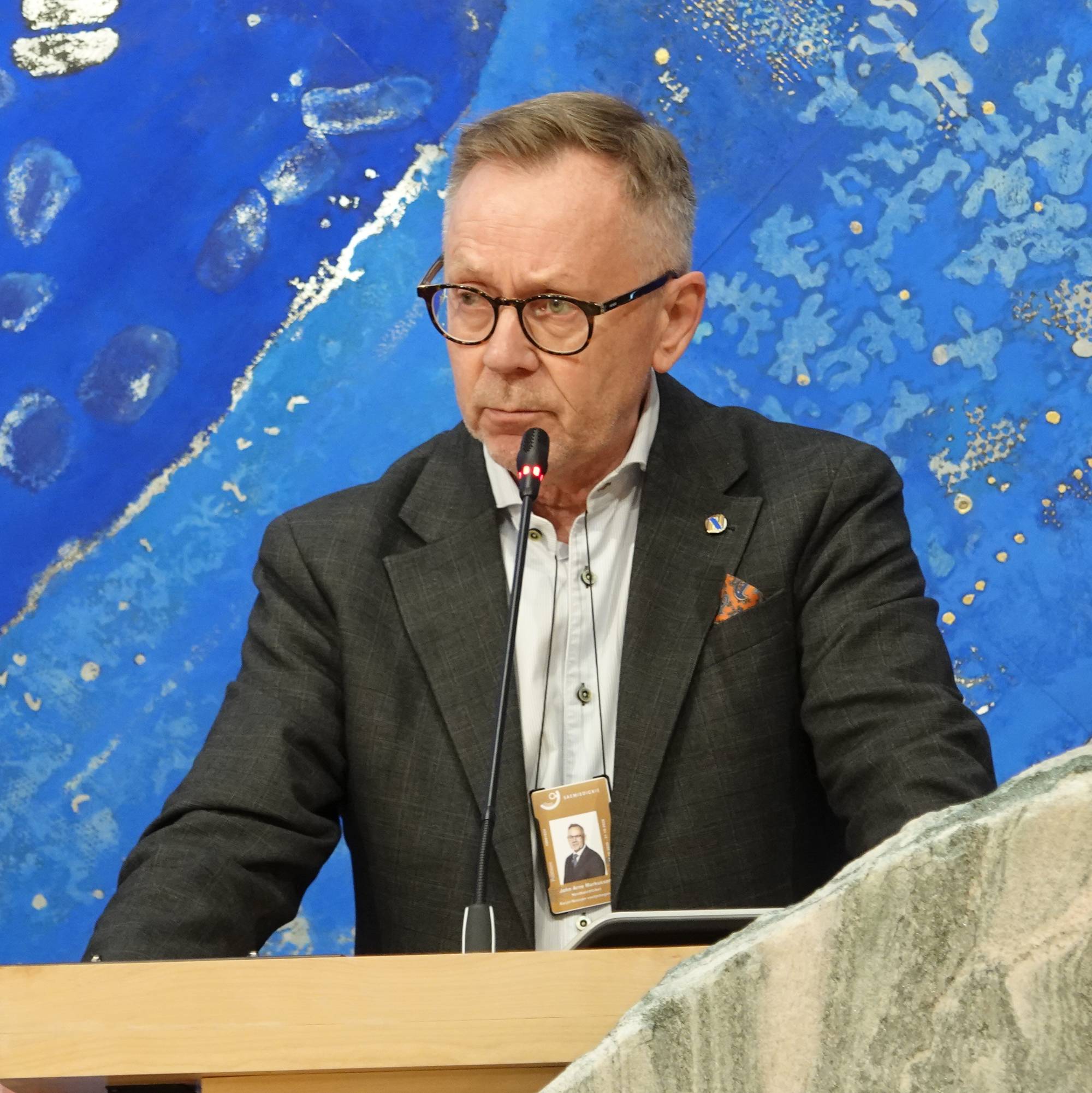 Mann taler fra talerstol. 