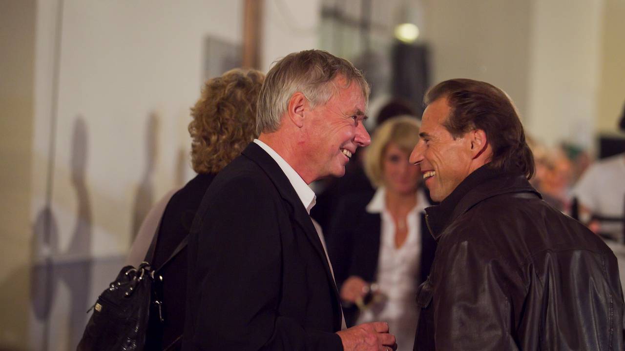 El candidato a alcalde Rune Gerhardsen (izquierda) y el líder de Oslo, Jan Bøhler, en la vigilia electoral del Partido Laborista en Folkets Hus en Oslo el lunes.