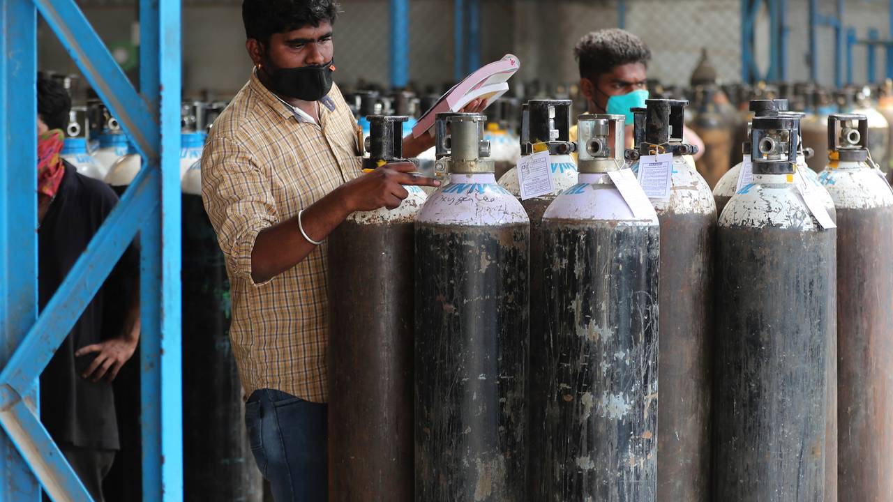 En mann sjekker oksygentankene på et gassleverandøranlegg i Bengaluru, før de fraktes videre til flere sykehus i India.